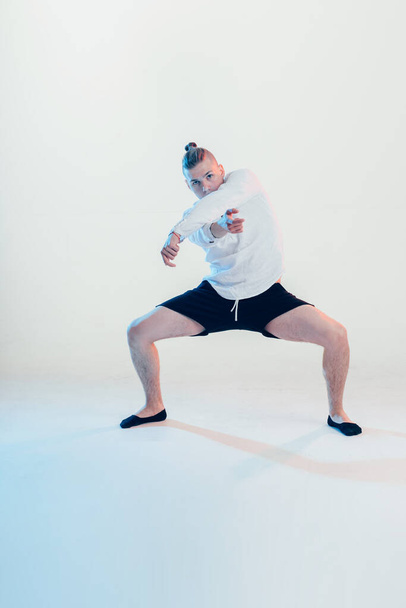 Joven bailarina de hip-hop posando en el estudio
 - Foto, Imagen
