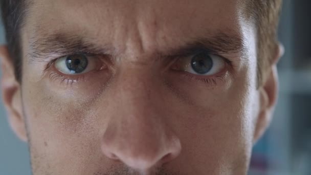Lähikuva Vihaisen aikuisen miehen silmät, jotka ilmaisevat vihaa - Materiaali, video