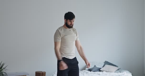 Millennial man warming up his hands before workout at home - Metraje, vídeo