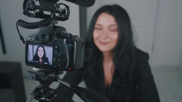 Junge Bloggerin nimmt Video für Internet-Vlog mit professioneller Kamera auf. Video-Vloggerin spricht zu Hause mit Kamera - Filmmaterial, Video