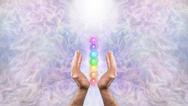 Sacred Chakras Vortex Healing Banner Concept - mužské dlaně se sedmi čakrovými víry v hromadě mezi sebou proti éterickému světle modrému energetickému pozadí s kopírovacím prostorem - Fotografie, Obrázek