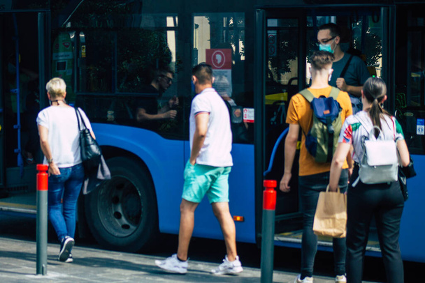 Budapest Unkari heinäkuu 22, 2020 Näkymä perinteiseen unkarilaiseen bussiin matkustajille Budapestin, Unkarin pääkaupungin, kaduilla - Valokuva, kuva