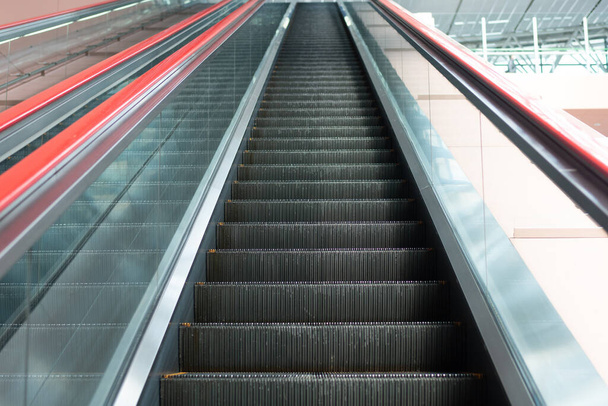 Alışveriş merkezinde yürüyen merdiven. Merdivenleri inip çıkıyorlar. elektrikli yürüyen merdiven. - Fotoğraf, Görsel