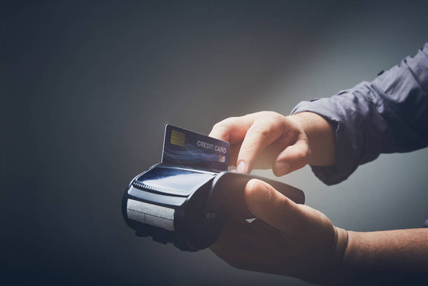 Máquina de tarjeta de crédito para el pago. Concepto empresarial
 - Foto, imagen