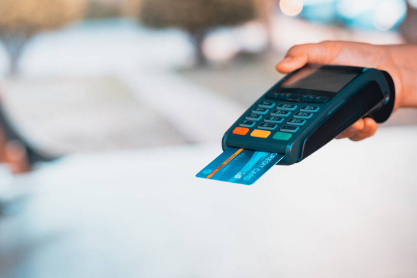 Bezahlen per Kreditkarten-Swipe-Automat, neues normales Einkaufskonzept - Foto, Bild