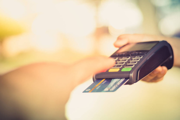 Pagar a través de una máquina de tarjetas de crédito, nuevo concepto de compra normal
 - Foto, Imagen