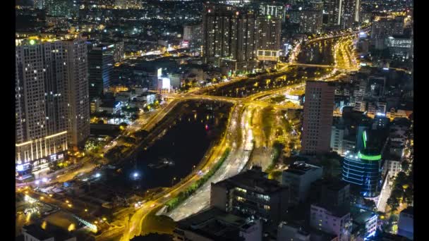 Vista lapse notte dall'alto a Ho Chi Minh City, Vietnam. Questa è una giovane città dinamica, più grande centro economico e finanziario in Vietnam - Filmati, video