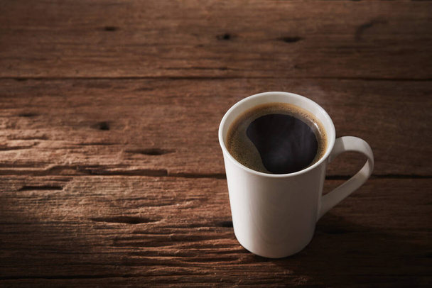 La taza de café es bebida caliente en madera con luz solar
 - Foto, imagen