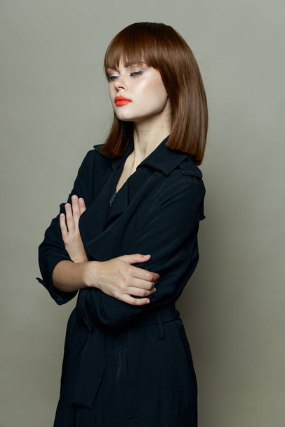 Une femme avec un maquillage de soirée et une robe noire  - Photo, image