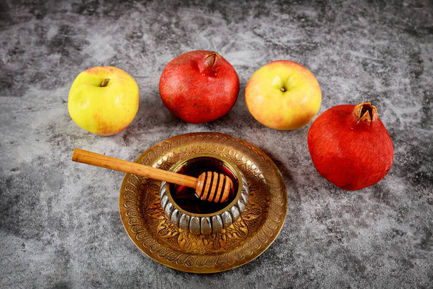 Ένα εβραϊκό νέο έτος με μέλι για το μήλο και ρόδι γιορτή της Rosh Ha Shana εβραϊκή προσεύχεται - Φωτογραφία, εικόνα