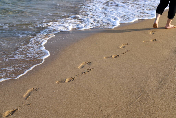 Следы на песке на побережье Средиземного моря. песчаный пляж на севере Израиля  - Фото, изображение