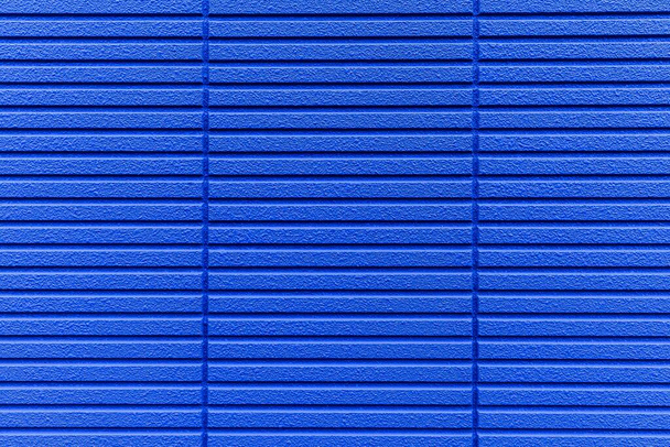 Çizgili ve pürüzsüz arkaplanı olan modern mavi taş duvar. - Fotoğraf, Görsel