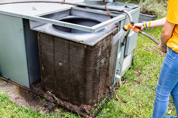 Klima sisteminde kirli kondansatör bobinlerini temizleyen kişi - Fotoğraf, Görsel