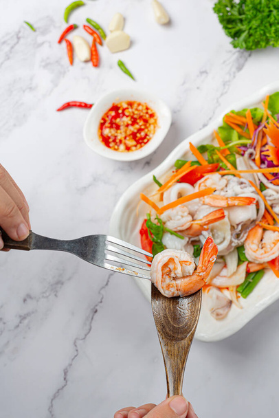 Свежий салат из морепродуктов, пряная и тайская кухня. - Фото, изображение