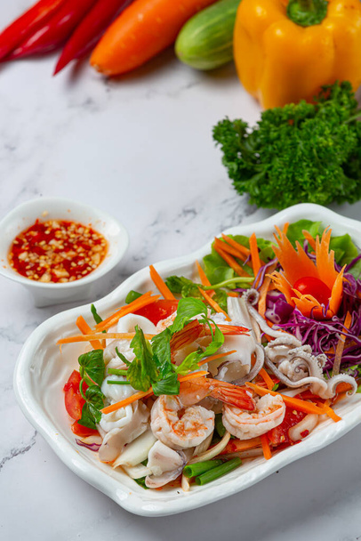 Fresh mixed seafood salad, spicy and Thai food. - Zdjęcie, obraz