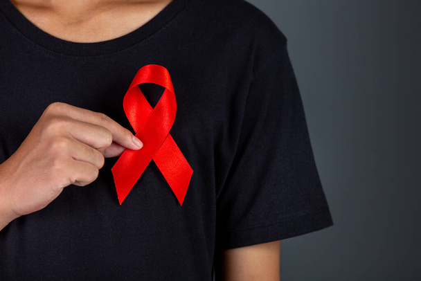 Mannen met rode linten. Conceptueel bewustzijn. HIV. Wereld Aids Dag en Wereld Seksuele Gezondheid Dag. - Foto, afbeelding