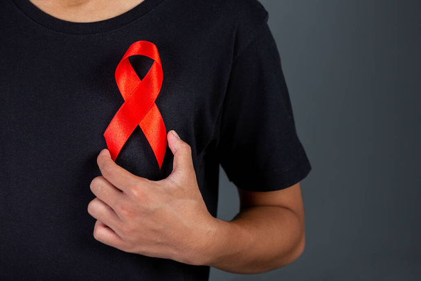 De dokter heeft een rood lint, hiv-bewustzijn, Wereld Aids Dag en Wereld Seksuele Gezondheid Dag. - Foto, afbeelding