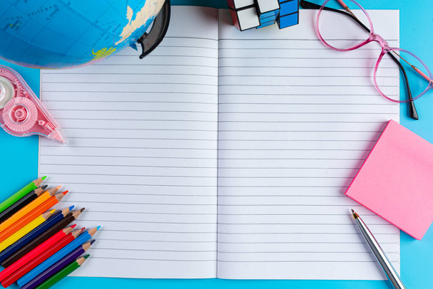 Mavi arka planda öğrenme araçları ile uluslararası günlük okuma yazma kavramı - Fotoğraf, Görsel