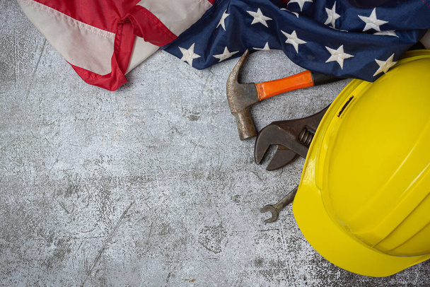 Bandera americana y herramientas cerca del casco Concepto del día del trabajo. - Foto, Imagen