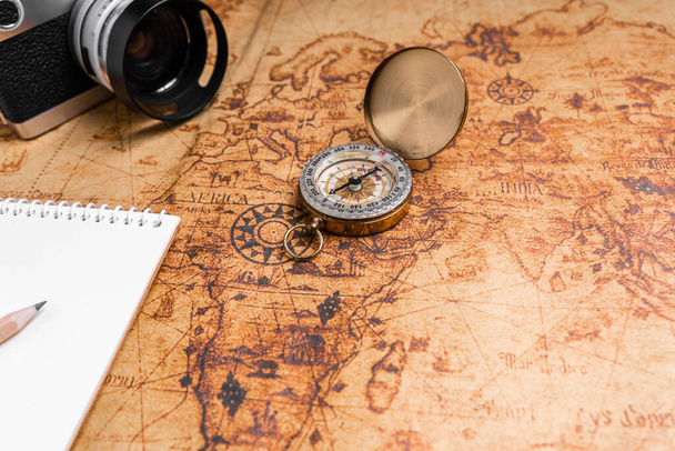 Винтажный компас и камера на карте для планирования путешествий - Фото, изображение