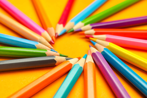 Gewone potloden op kleur achtergrond - Foto, afbeelding