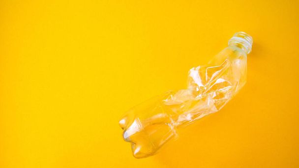 Використання. Порожня пляшка з квашеною водою ізольована на жовтому тлі. концепція переробки, без пластику. Копіювати простір
 - Фото, зображення
