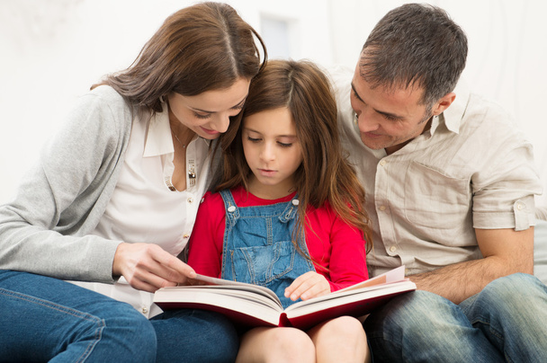Родители помогают дочери в учебе
 - Фото, изображение