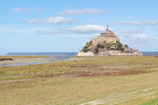 Mont Saint-Michel en marea baja y campo salado
 - Foto, imagen