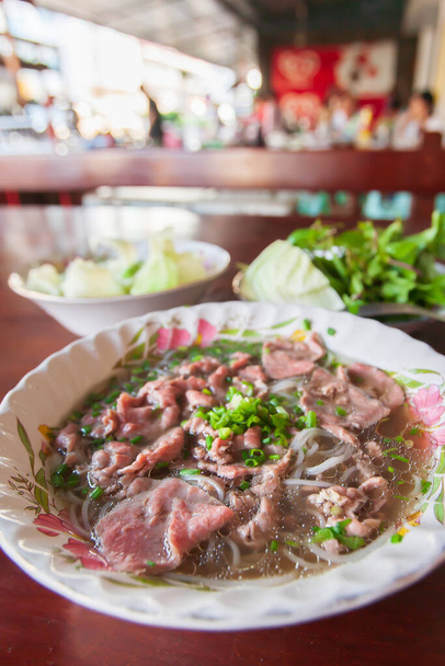 ラオススタイルの牛肉麺スープや南ラオスの地元レストランでのPho 、ラオスとベトナムの有名な料理. - 写真・画像