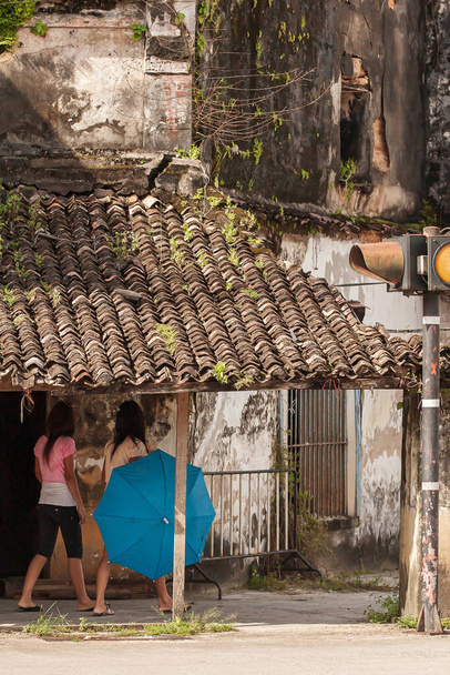 Una tranquilla vecchia casa nella città antica di Takua Pa, edifici d'epoca cospicui per la loro architettura sino-portoghese. Phang Nga, Thailandia del Sud. - Foto, immagini