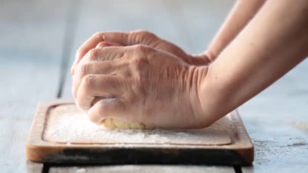 Zbliżenie kobiecych rąk ugniatających ciasto wczesnym rankiem - Materiał filmowy, wideo