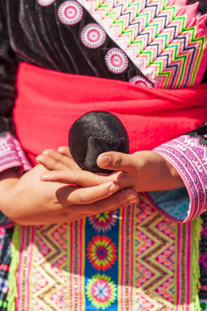 Close-up Hmong kmenové dívky ruce drží tkaní bavlněné lano míč při hraní míč-házení hry v Hmong Nový rok oslavy v severním Thajsku. - Fotografie, Obrázek