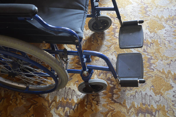 Rollstuhl in verschiedenen Positionen und die Details - Foto, Bild