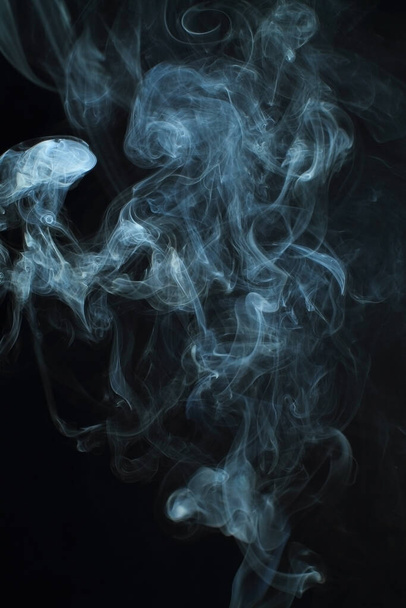Fumo branco sobre um fundo preto - Foto, Imagem