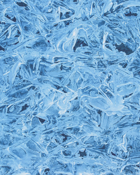A jég textúrája télen. Absztrakt háttér design, fényképezett közelkép. Olvadó vagy fagyasztó patak késő ősszel vagy kora tavasszal. - Fotó, kép