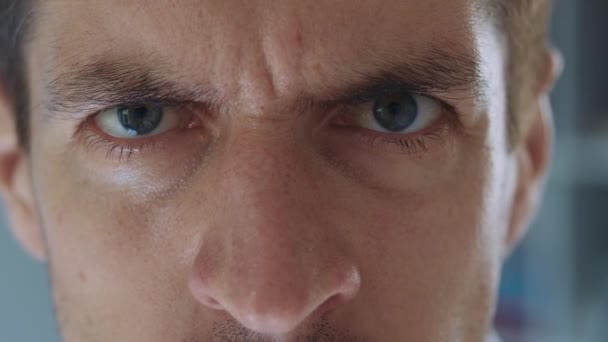 close-up ogen van boze volwassen man uiten woede-emotie - Video