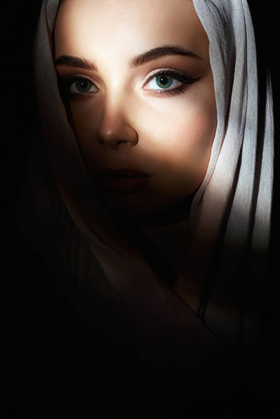 θρησκεία όμορφη νεαρή γυναίκα. Όμορφο κορίτσι στο σκοτάδι. μόδα ανατολίτικο στυλ γυναίκα. εθνοτικά άτομα - Φωτογραφία, εικόνα