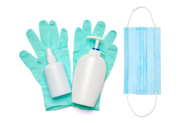ploché rozložení hygienických prvků - latexové rukavice, maska a dezinfekční prostředek na ruce nebo tekuté mýdlo izolované na bílém pozadí s odstřihovacím parfémem - Fotografie, Obrázek