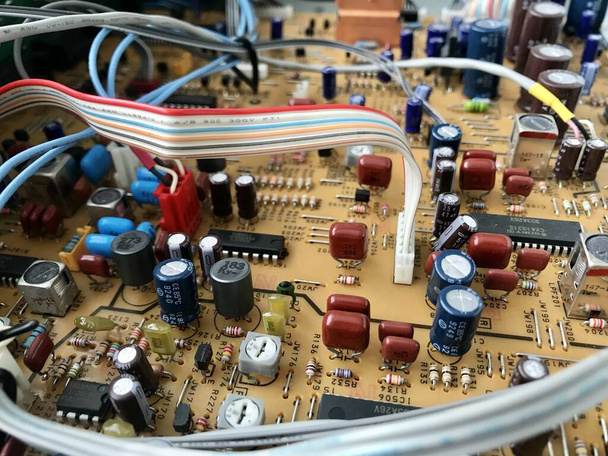 Componentes electrónicos en la placa de circuito impreso (pcb
) - Foto, Imagen