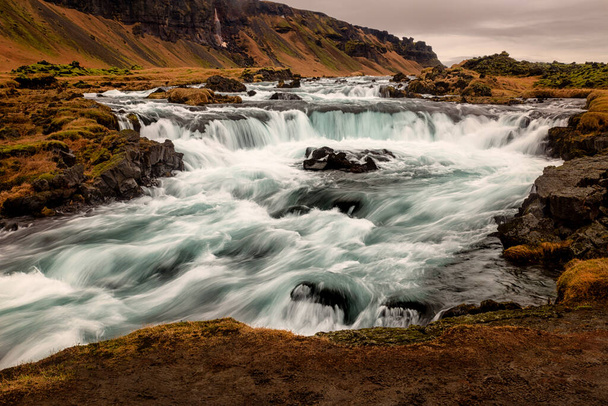 cachoeiras no rio com água fria
 - Foto, Imagem