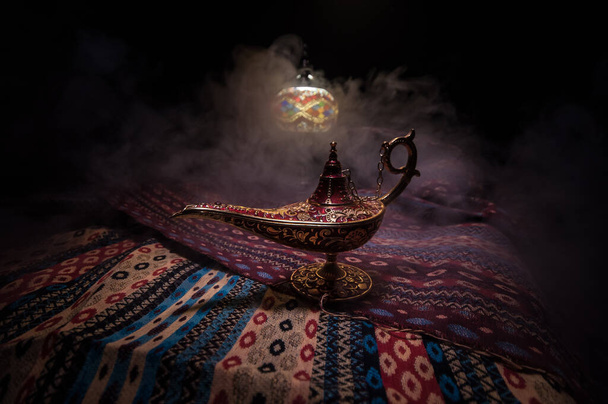 Antique Aladdin arábica noites genie estilo lâmpada de óleo com luz suave fumaça branca, fundo escuro. Conceito de lâmpada de desejos - Foto, Imagem