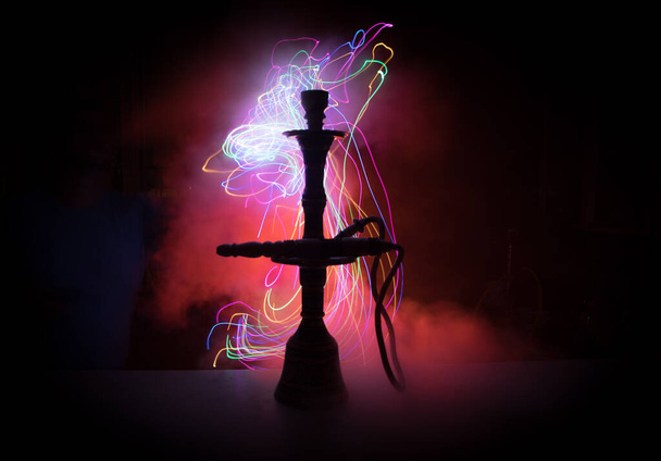 Carvão quente Hookah na tigela shisha fazendo nuvens de vapor na sala escura. Shisha oriental elegante no escuro com luz de fundo. Foco seletivo - Foto, Imagem