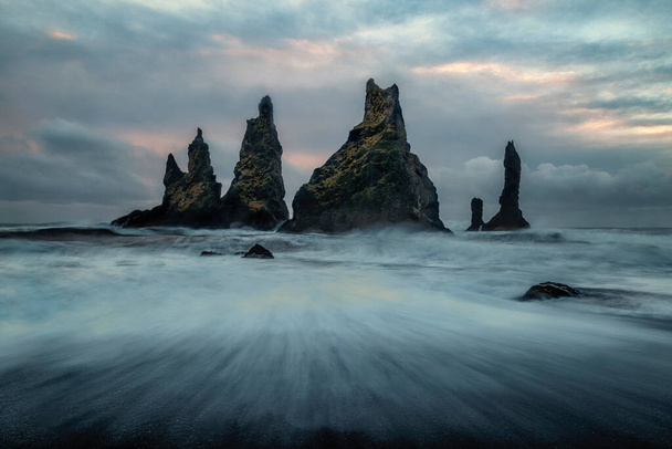 Felsvorsprünge ragen vor der Küste aus dem Meer - Foto, Bild