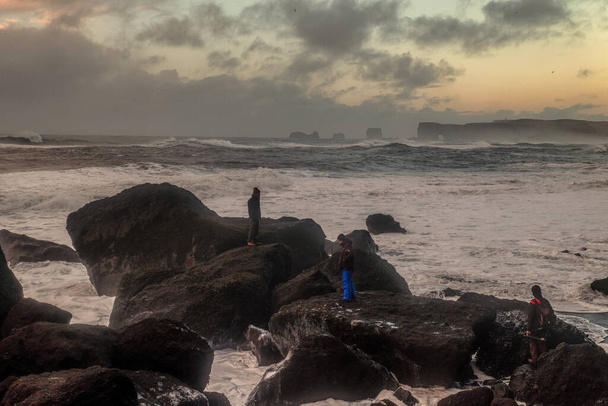 affleurements rocheux sortant de la mer au large des côtes - Photo, image
