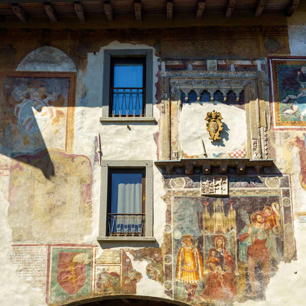 Clusone, Bergamo, Lombardy, Olaszország: történelmi Palazzo comunale, freskókkal a homlokzatán - Fotó, kép