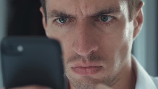 Zangado perturbado estressado homem de negócios tendo problema ao usar o smartphone
 - Filmagem, Vídeo