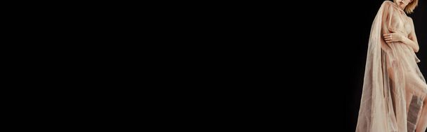 Culture horizontale de jeune femme en lingerie et chiffon isolé sur noir  - Photo, image