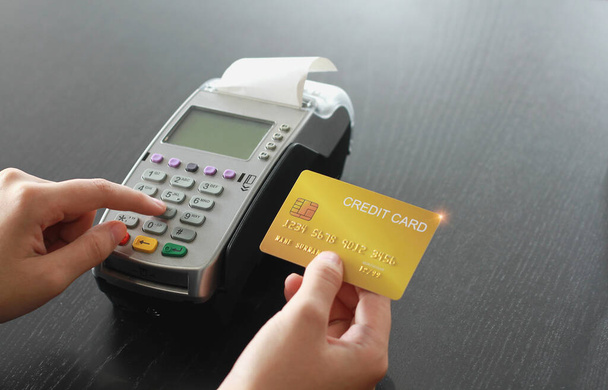 店内で製品を販売するためのクレジットカードスワイプマシン。クレジットカードによる支出の概念. - 写真・画像