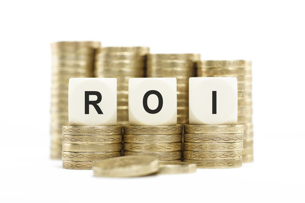 roi (Return on Investment) Münzstapel isolierter weißer Hintergrund - Foto, Bild