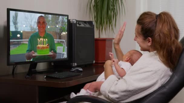 Baba, bir kadının doğum gününü video aramasıyla kutluyor. Ev karantinası, sosyal uzaklık, kişisel izolasyon.. - Video, Çekim